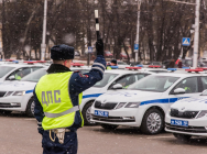 <br />
        Руководитель российский Госавтоинспекции и губернатор Калужской области вручили ключи от новых патрульных автомобилей сотрудникам полиции    