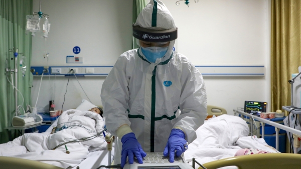 Почти 2,5 тыс. человек стали жертвами коронавируса в Китае