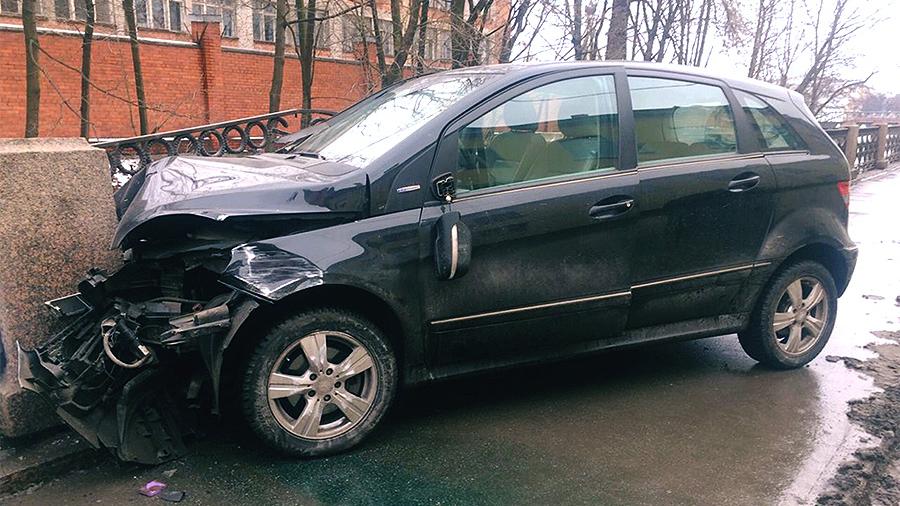 В центре Петербурга Mercedes сбил двух пешеходов<br />

