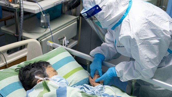 В Китае начали лечить от коронавируса с помощью переливания крови