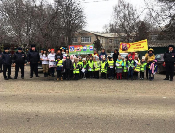 <br />
        На Ставрополье автоинспекторы, молодежные активисты и дошкольники организовали «Живую нить дорожной безопасности»    
