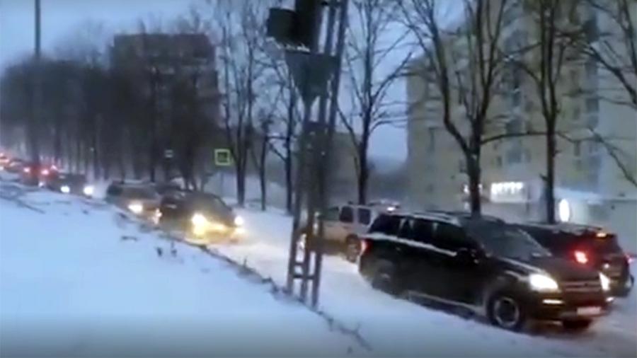 Во Владивостоке десятки машин столкнулись из-за снегопада<br />
