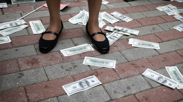 В Шереметьево женщина пыталась пронести краденные $40 тысяч в обуви