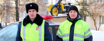 <br />
        Кировские автоинспекторы оказали помощь водителю на трассе    