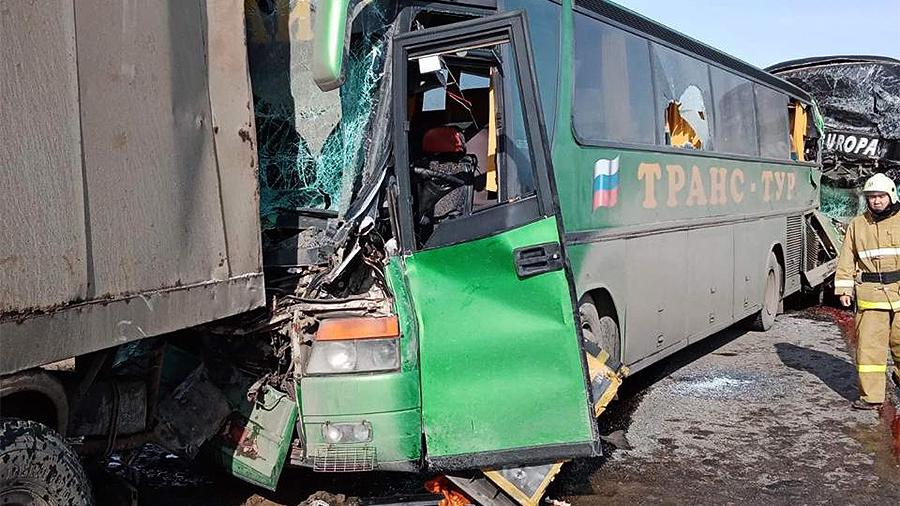 Два автобуса и грузовик столкнулись в Калмыкии<br />
