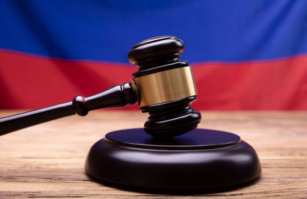 <br />
Суд Екатеринбурга отправил под домашний арест изнасиловавших девушку полицейских<br />
