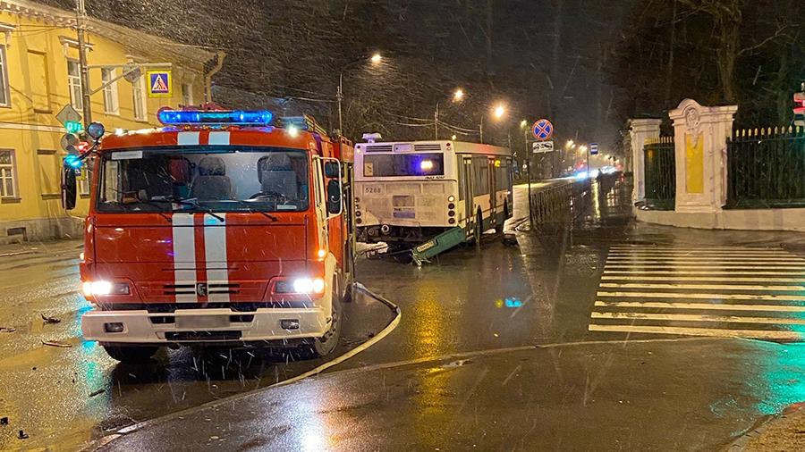 Автомобиль BMW врезался в стоящий автобус в Санкт-Петербурге<br />
